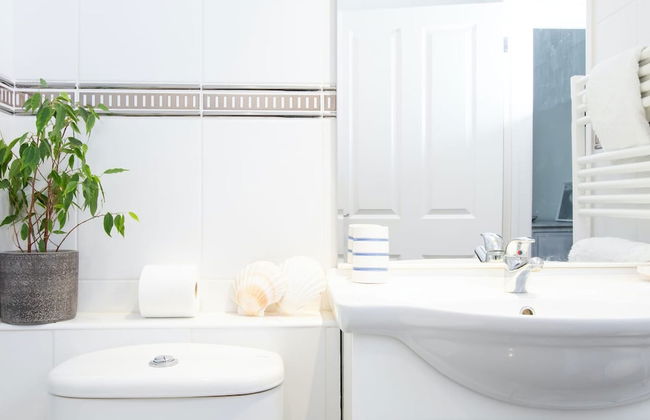 Superior House for 6 Near Beach w Parking Garden - Foto 19