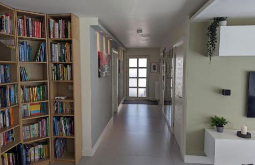 Unique, Spacious, Self-Built Eco Home with huge garden and movie room - Photo 15