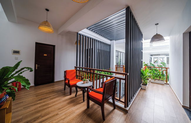 Palm River Boutique - Photo 1