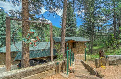 Pikes Peak Stone Cottage - Hot Tub & Game Room - Foto 14