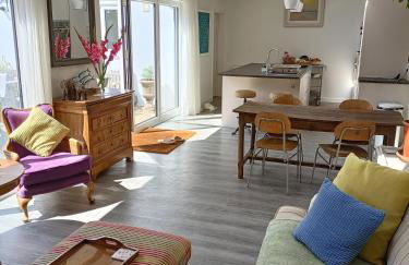 Cybil's Retreat - Renovated 2 bedroom house with enclosed garden - Photo 2