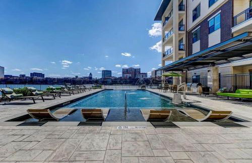 Stunning Lake Views | DART Train | Gym & Pool - Foto 6