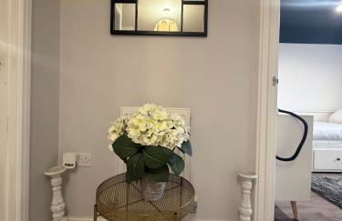 Luxury Contractor 4 Bed Home Sleeps 8 Cardiff Airport Parking - Foto 8