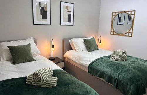 Brand New 2 Bed House - Sleeps 4 - Free Parking - Near HS2 & Drayton Manor - Photo 1