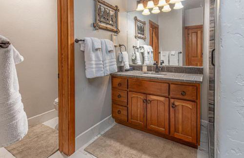 HotTub-Elkpoint-True Ski In Ski Out Family &Pet Friendly - Photo 27