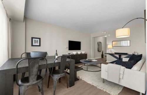 The Sutton - Elevated Minimalist Escape with Free Parking and Metro - Foto 14