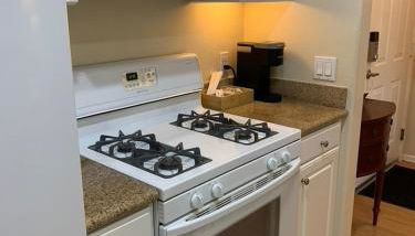 Exclusive Top Floor 1 bedroom in central Irvine one month min - Foto 5, stove