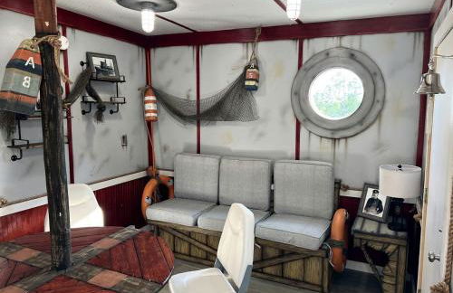 Experiment a Real Glamping Exterience at this Picturesque Boat in Bayfield, Wisconsin - Foto 3