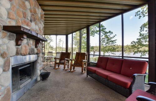 Luxury Lakefront Chalet Resort 2 Pools FREE Amenities Dock MiniGolf Waterslide - Foto 45