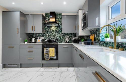 Lovely 4-BR Home In Leyton - Sleeps 14, Near Tube, Arcade, 100inchTV - Foto 32