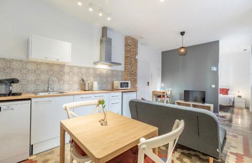 Apt with Antique Floor & lots of Sun Light - Photo 9