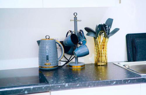 Perfect 1 Bed Apartment Sleeps 5 1 Kingsize bed 1 double Sofabed & Foldable Single bed Free Parking Wifi good transport network shopping Holiday Makers Families Contractors in North London - Photo 59