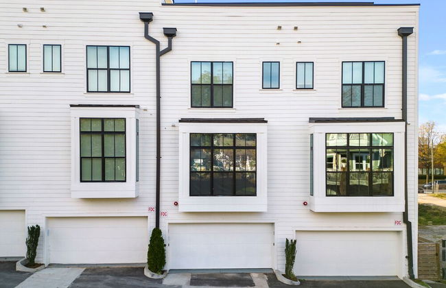 Stylish Midtown Home w Rooftop Views by Silverx - Foto 34