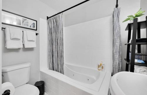 Luxury 4-BR with Free Parking in Heart of DC - Steps to Metro - Photo 27