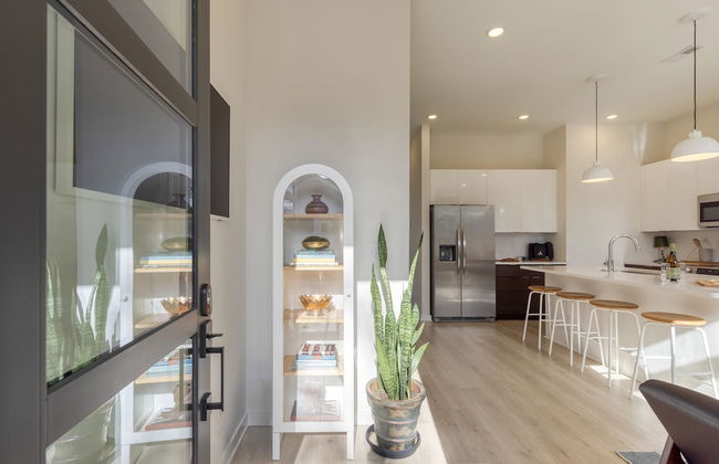 The Stage by Avantstay Chic 4bdr w Covered Balcony Modern Newly Built - Photo 5