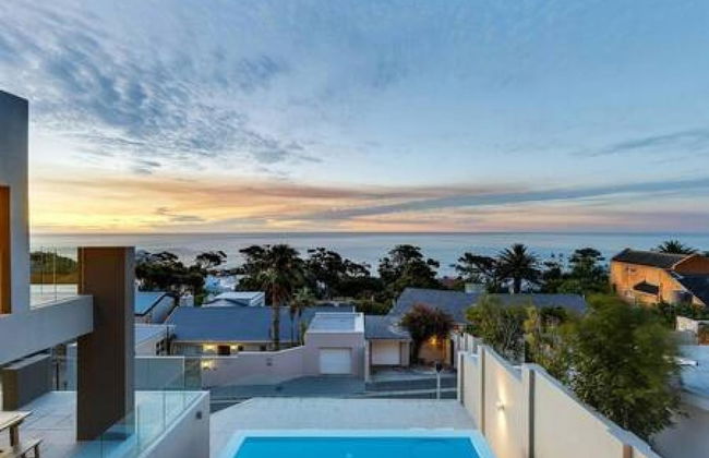 Large 9 Bedroom Villa in Camps Bay w Pool Apostles Views - Photo 22