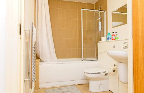 Birmingham City Centre Beautiful Apartment Walking Distance to Bullring Shopping Centre Private Parking - Photo 25