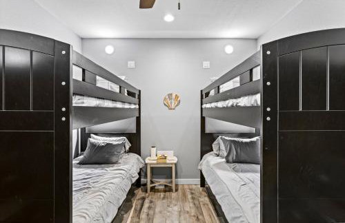 Relax And Sea NEW Luxury Canal-View Escape Gated Community Firepit and Decks - Foto 28