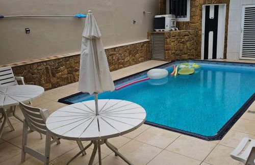 Belíssima Casa a Beira Mar com Piscina Aquecida Cobrado a Parte, 5 Quartos com Ar Condicionado, Amplo Salão de Jogos com Mesas de Bilhar e Pebolim, Amplo Espaço Externo com Churrasqueira em Deck Gourmet Coberto frente a Piscina,Tudo isso á Beira Mar - Photo 25
