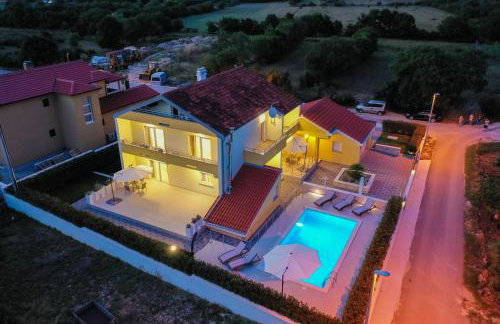 Villa Petra s bazenom, roštiljem i parkingom - Foto 44