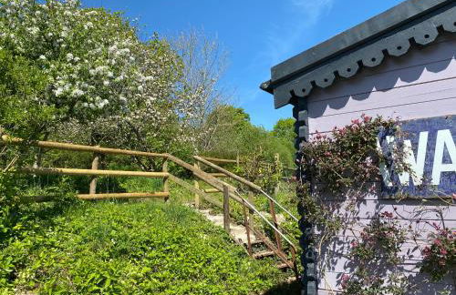 The Fabulous flower hut - Photo 5