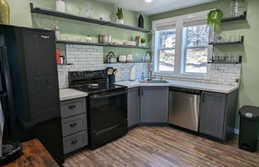 Pinetop Getaway with Sunset Deck & Fire Pit Table - Foto 14