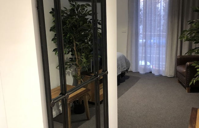 Timber Door Luxury Accommodation Geelong - Photo 5