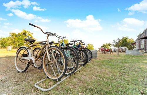 Luxury Airstream Campsite Nestled Beneath Oak Trees Outside of Austin, Texas - Foto 39