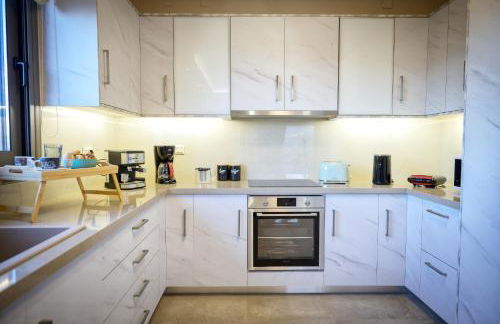 Secluded Luxury Villa w Jacuzzi & Stunning Views - Photo 18