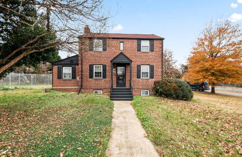 1 min to DC 8 beds sleeps 16 with yard and parking - Foto 3