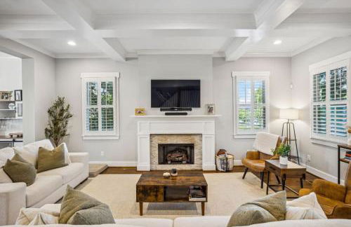 Walk to 12 South and Restaurants with Garage and Golf Simulator - Foto 7