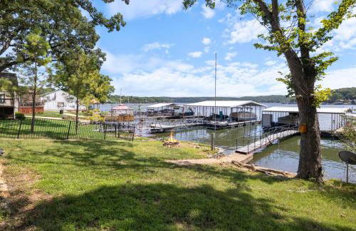 Pet-Friendly Lakefront Home in a Quiet Cove w/ Netflix, Outdoor Seating, Boat Slip - Foto 38
