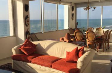 Extraordinary Seafront Apartment - Photo 1