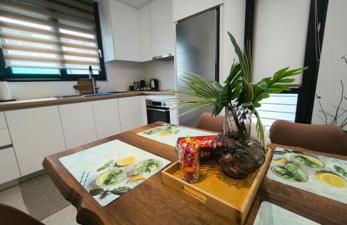 Floral Home 2 - 1st floor apt with private parking! - Photo 28