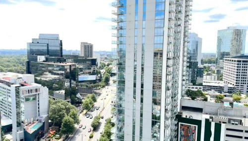 Skyline Retreat Penthouse, Top Floor, Year round Pool, City View! - Foto 3