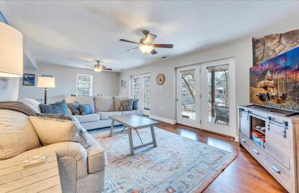 Lakefront 3BR with Dock, Fire Pit, Lawn Games, and Game Room - Foto 3