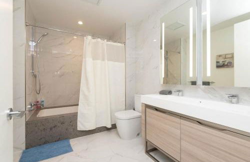 Snug 3BR HighRise with Pool, Spa & Rooftop Views - Foto 13