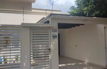 Casa com ar no quarto garagem espaço que cabe uma camionete cozinha completa - Foto 1