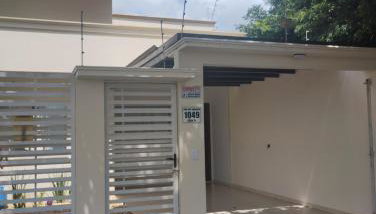 Casa com ar no quarto garagem espaço que cabe uma camionete cozinha completa - Foto 1