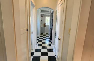 Cozy Vintage Bungalow @Mills50 District - Photo 8