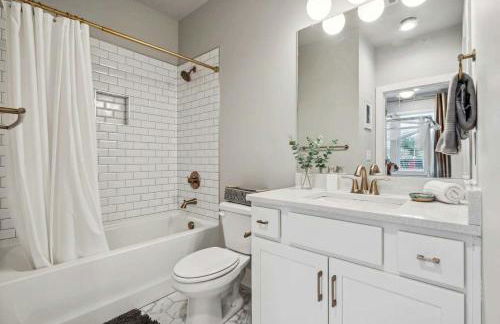 Private Home with Rooftop Game Room near Downtown - Foto 28