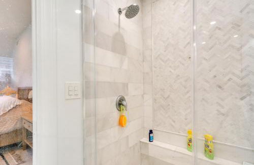 Sleek Long Branch Vacation Rental with Pool and Patio! - Foto 15