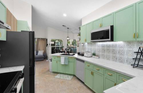 Plantation Pool Home with Hot Tub Sleeps 10 - Foto 19