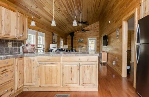 Romantic Chalet w/ Hot Tub close to Roan Mountain - Foto 8
