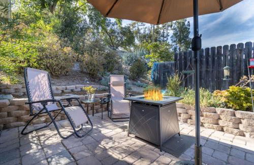 Stunning 4 Bedroom 1 Level- Pool, Spa, Grass Yard, Fire Pit, Garage, BBQ - Foto 17