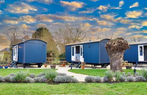 The Red Lion - Shepherd Huts - Photo 4