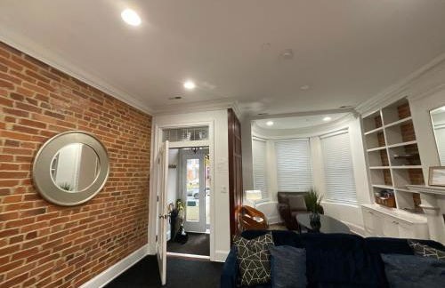 Classy Victorian Brownstone Subway Shopping - Photo 56