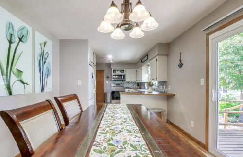 Walk to Park Waterloo Home with Furnished Deck - Foto 11