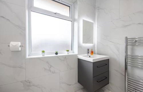 Modern & Spacious 4-Bedroom Home, Family & Contractor Friendly, Manchester - Foto 59