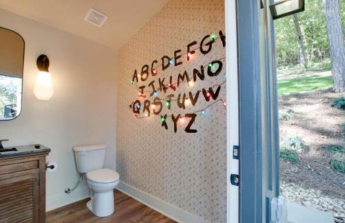 Gorgeous Cabin Great for Groups or Families with Jacuzzi, Fire Pit and Views in Alabama - Foto 38